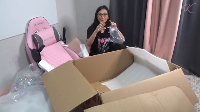 Choosing the perfect gaming chair ft. AKRacing California Pink and White Unboxing and Assembling смотреть онлайн
