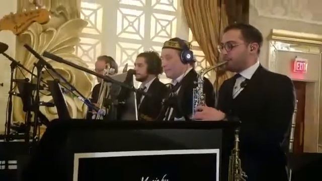 Mendy Hershkowitz orchestra featuring shlome daskal and yedidim choir singing אני מאמין from shveki смотреть онлайн