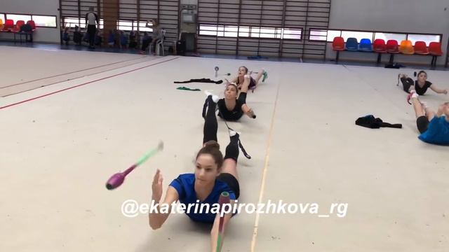 Упражнения с резиной и булавами на УТС в Израиле с Екатериной Пирожковой смотреть онлайн