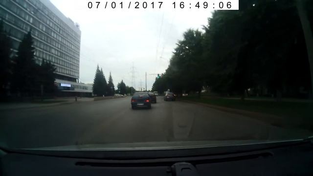 01.07.2017 Уфа. Проезд мусоровоза на красный. смотреть онлайн