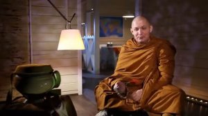 Буддийский монах традиции Тхеравада даёт интервью.