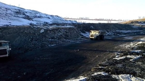 Карьерный самосвал Terex TR100 под загрузкой