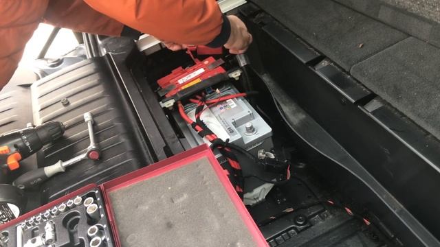 Устранение ошибки подушек безопасности после замены аккумулятора на BMW X5 (e70) смотреть онлайн
