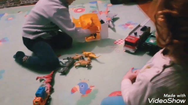 Как весело играть в динозавров с Катюшей и Тимошей. #катюша # игра #динозавр смотреть онлайн