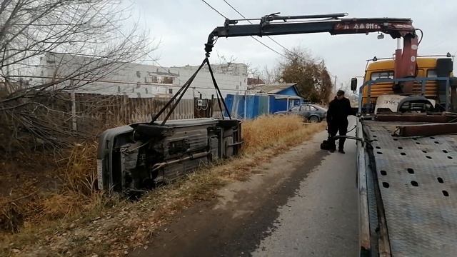 Эвакуатор-манипулятор выполняет работу подъёма ВАЗ-2115 из канавы. 8 937 536 30 36 смотреть онлайн