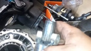 Способ замены подшипника, сальника первичного вала и направляющей выжимного КПП JB3