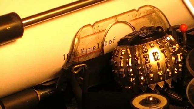 Historische Kugelkopf-Schreibmaschine IBM Selectric Typewriter aus den 70-ern смотреть онлайн
