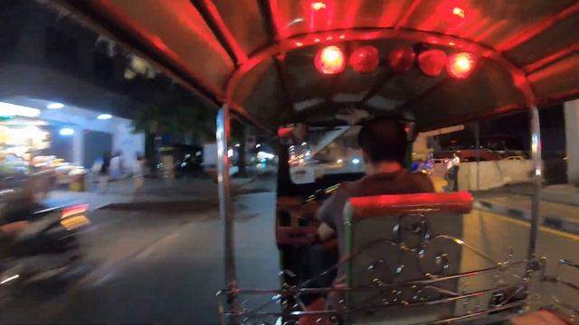 ---[ Как ездят водители тук-туков в Бангкоке ]--- смотреть онлайн
