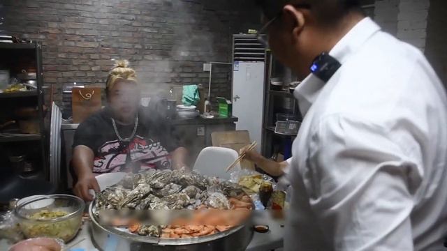 Oysters and various shells, topped with secret garlic is not enough! смотреть онлайн