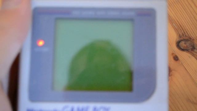 Inserting a Gameboy color game into an old Gameboy. смотреть онлайн