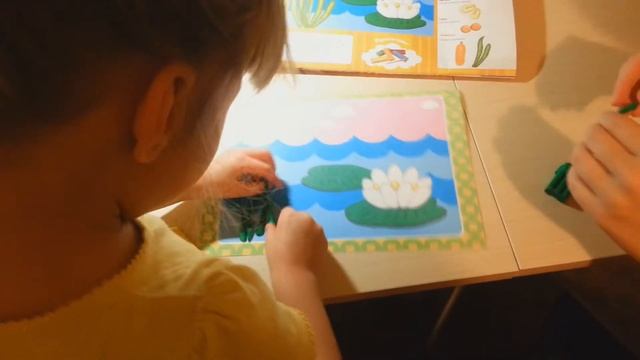 Полинка с мамой лепят камыш со стрекозой из пластилина. Pauline sculpts dragonfly from plasticine смотреть онлайн