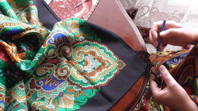 Вяжем бахрому.Часть 2. #павловопосадская#шаль#платок#бахрома#плетение смотреть онлайн