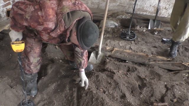 ВСКРЫЛИ ПОЛЫ И ОСТОЛБЕНЕЛИ ОТ ТАКИХ НАХОДОК (зимний коп в заброшенном доме 2ч) смотреть онлайн