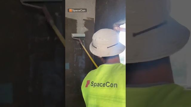 Грунтовка стен праймером.