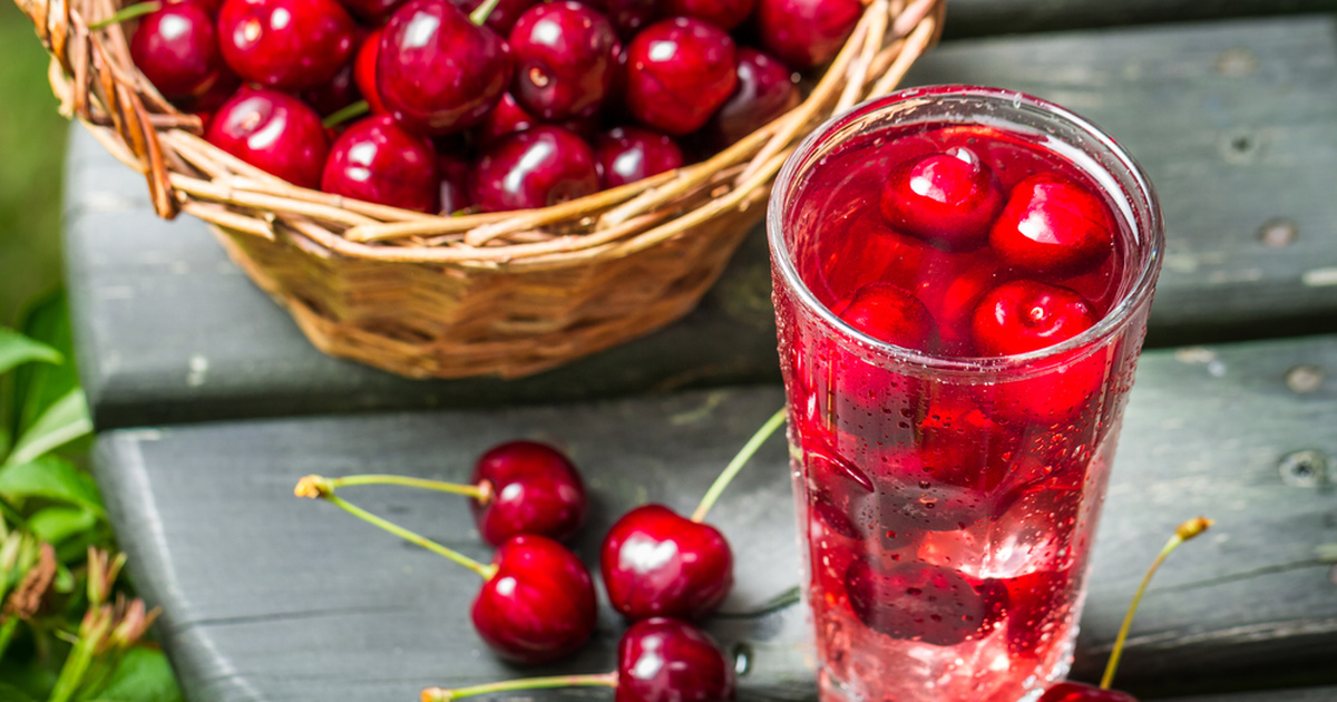 Освежающий черешневый компот с мятой и лимоном - отлично тонизирует и утоляет жажду в летний зной! смотреть онлайн