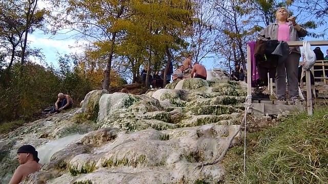 Пятигорск, октябрь 2018, народ купается в горячем источнике. смотреть онлайн