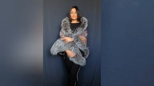 Павловопосадская шаль "Волшебный узор" с мехом лисы чернобурки. смотреть онлайн