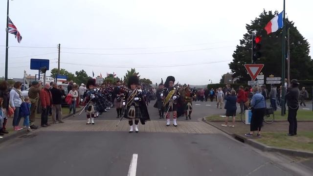 Défilé des Pipe Bands avant la cérémonie en l'honneur de Bill Millin (1) смотреть онлайн