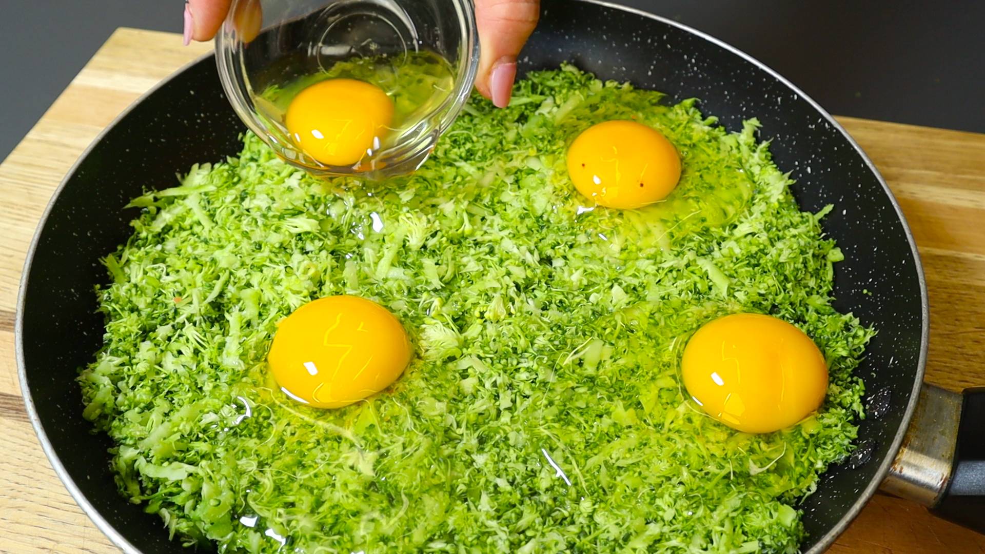 Потрясающе вкусный завтрак с брокколи. Большая сытная сковорода.