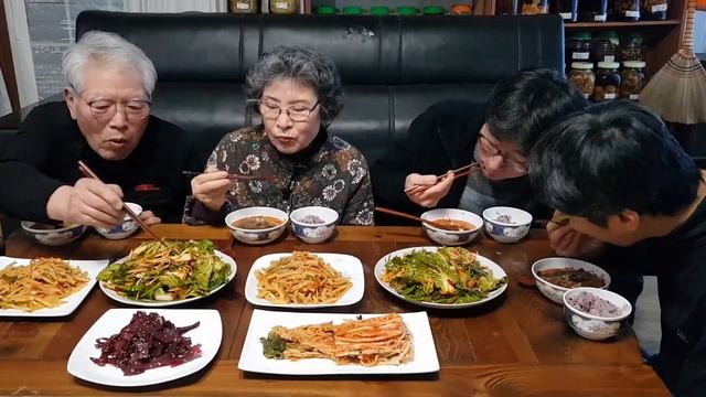 어머나! 벌써 봄이 왔네요! 봄동 달래무침 먹방, 소고기 우거지탕, 어묵 감자채볶음, 비트장아찌 MUKBANG KOREAN FOOD COOKING ASMR | EATING SHO