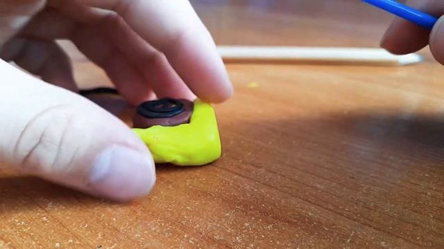 леплю улитку из пластилина