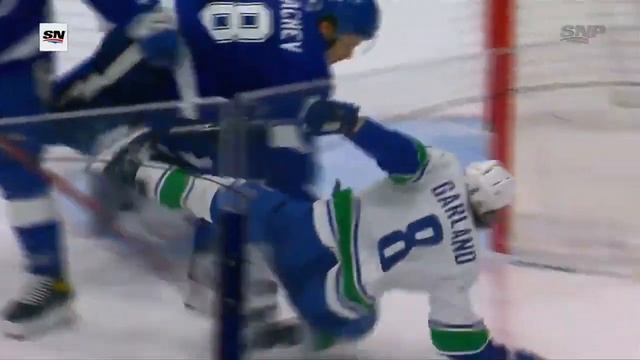 БУМ! ЖЕСТКИЙ УДАР В ЛИЦО от русского защитника Сергачева – пострадал американец Гарланд (12.01.23) смотреть онлайн