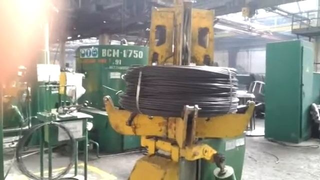 Увязка бунта проволоки в 4х местах металлической лентой. смотреть онлайн