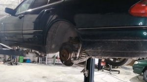Мерседес W210 проверка ручниковых (стояночных) колодок.