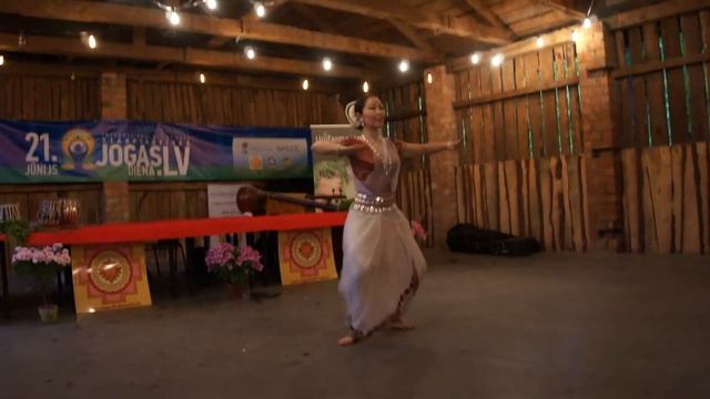 Международный день йоги в Риге (2) смотреть онлайн