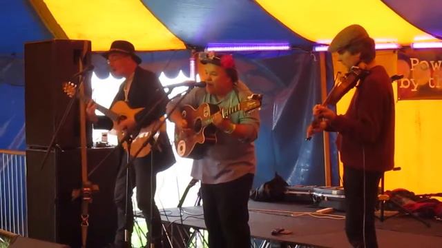 Darren Poyzer , Kevin Farrell and Jamie Parkes - Love Will Tear Us Apart смотреть онлайн