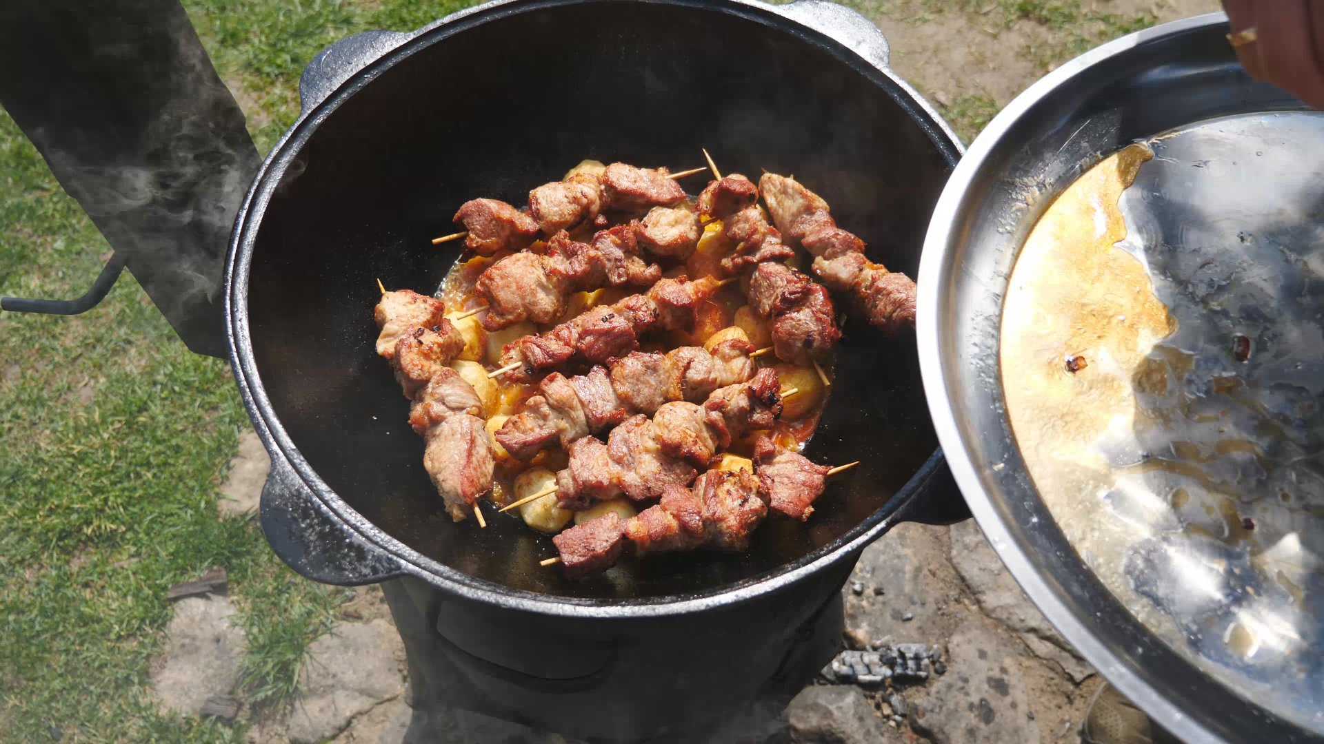 Вот так нужно готовить шашлык в казане на костре.