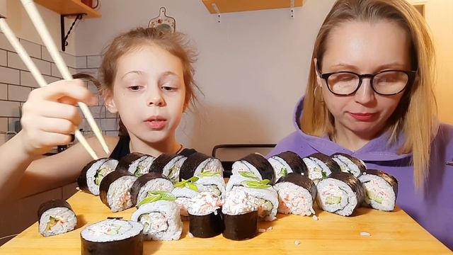 Мукбанг/Mukbang Роллы🍣Rolls своими руками/Очень вкусно, у нас в семье есть Лунатик😱Ваши комменты смотреть онлайн