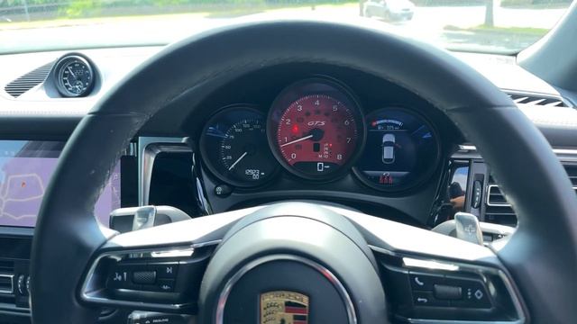 Macan GTS in, Gentian Blue Metallic смотреть онлайн