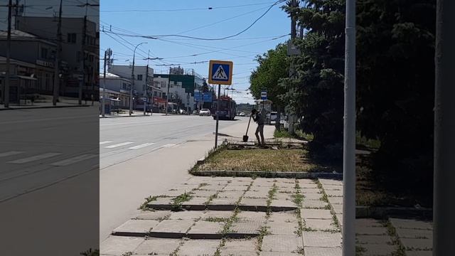Разнорабочий копает яму для дорожного знака.Саратов. смотреть онлайн