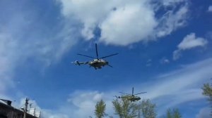 Вертолеты летят низко над Южноуральском. 10 мая 2017.