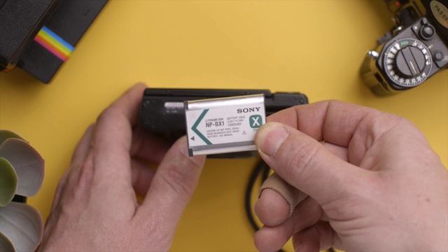How to change the battery on a Sony RX100 Mkiii смотреть онлайн