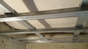 потолок из гипсокартона на двухуровневом каркасе. Уголки из профиля.