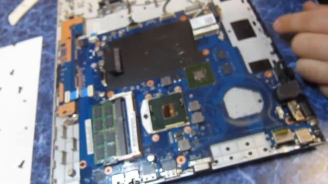 Чистка ноутбука SAMSUNG (Системы охлаждения) замена термопасты смотреть онлайн