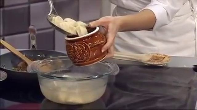 Пельмени в горшочке с грибами и сметаной смотреть онлайн