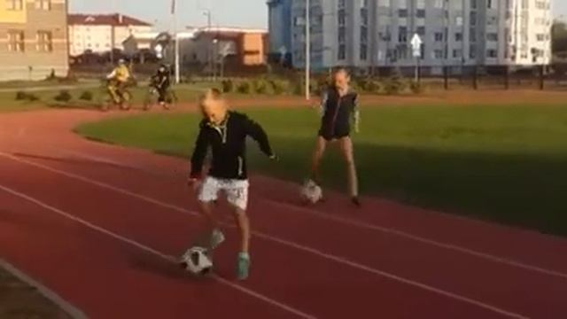 тренировка на школьном стадионе ⚽ смотреть онлайн