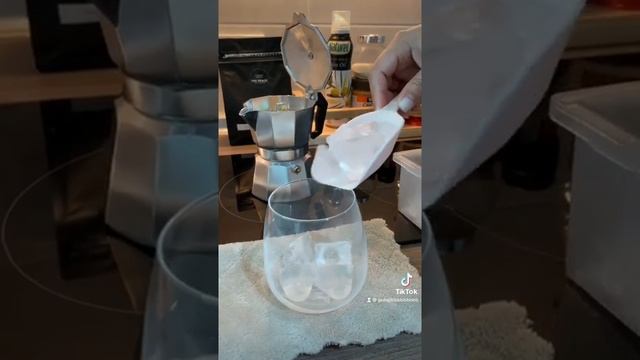 Make Iced Latte with Moka Pot #homecafe смотреть онлайн