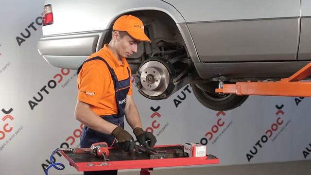 Pamācība: Kā nomainīt MERCEDES-BENZ E-CLASS W124 Aizmugures bremžu kluči смотреть онлайн
