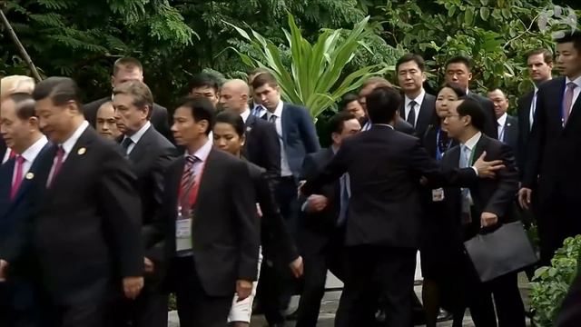 Trump and Putin chat at Apec summit смотреть онлайн