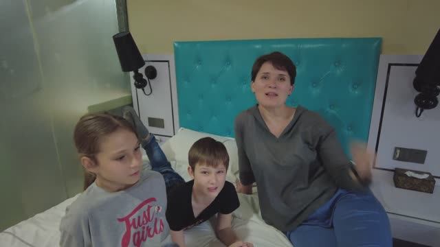 Уехали жить в Китай. Ужасное место, дешёвый отель, отсутствие денег и нормальной еды