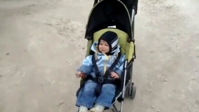 Малыш катается в колясочке смотреть онлайн