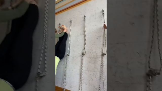 Адхо мукха Врикшасана смотреть онлайн