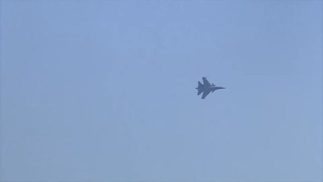Aerobatic display by Sukhoi Su-30MKI at Aero India 2023 смотреть онлайн