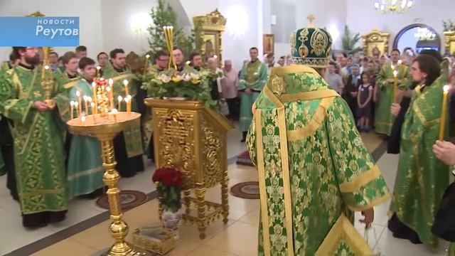 ПРАЗДНИК СВЯТОЙ ТРОИЦЫ ОТМЕТИЛИ СРАЗУ В ДВУХ ХРАМАХ   9.06.14