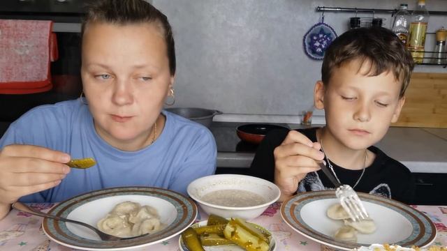 Мукбанг Пельмени с мясом и рыбой, Сметанный торт/Отвечаем на вопросы ? смотреть онлайн