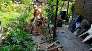 ?на Даче... Делаем бордюр  для грядок  своими руками  из того, что было ?